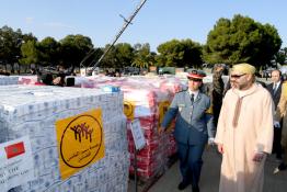 Image du Maroc Professionnelle de  Sa Majesté le Roi Mohammed VI, préside, supervise personnellement et donne le coup d'envoi à l’aéroport internationale de Casablanca de l’opération d'acheminement de l'aide humanitaire destinée au peuple palestinien frère. le 29 Mai 2018. Cette opération englobe le déploiement d’un hôpital de campagne des Forces Armées Royales (FAR), l’octroi de couvertures et d’un lot de médicaments de première nécessité, ainsi que la fourniture d’une aide alimentaire par la Fondation Mohammed V pour la solidarité,  (Photo/ SPPR) via Jalilbounhar.com 